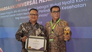 Bupati Madina Terima Penghargaan UHC Award 2024 di Jakarta