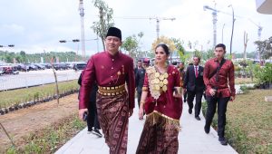 Hadir pada Upacara Penurunan Bendera Negara Sang Merah Putih, Menteri AHY Gunakan Baju Adat Daerah Sulawesi Selatan