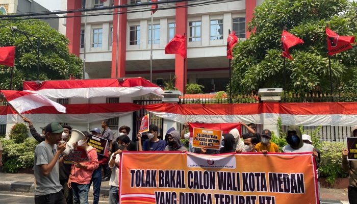 Aksi di Depan Kantor DPP PDIP, Mahasiswa Minta PDI Perjuangan tak Usung Cakada Medan yang Terindikasi Berafiliasi dengan HTI
