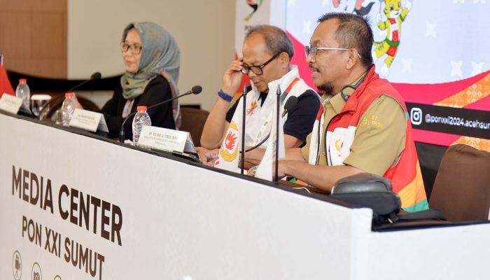 Legenda Atlet Sumut Bawa Api Obor di Pembukaan PON XXI Wilayah Sumut