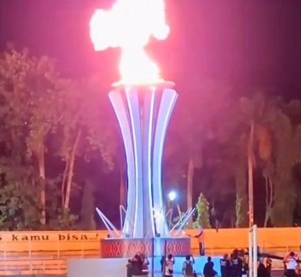 Syamsul Anwar dan Iwan Karo-Karo Jadi Pembawa Api Obor pada Pembukaan PON XXI di Sumut