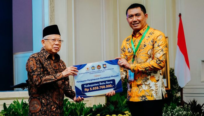 Pj. Bupati Batu Bara Terima Penghargaan atas Kinerja Baik dalam Penghapusan Kemiskinan Ekstrem Tahun 2024