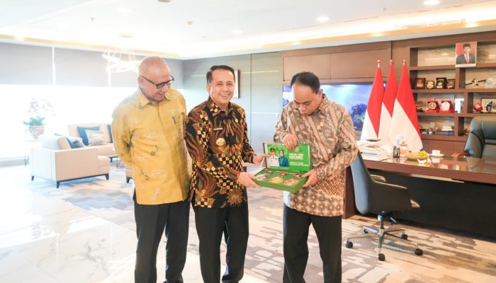 Pemprov Sumut Beri Penghargaan kepada Menkominfo atas Fasilitasi Media Center Kelas Dunia dalam Penyelenggaraan PON XXI