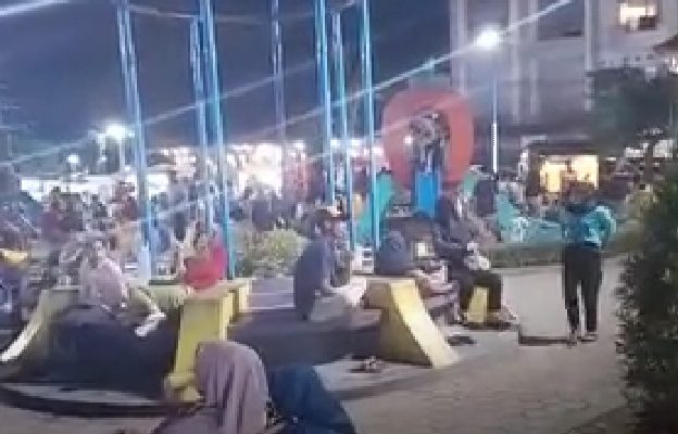 Pengunjung dari Medan Puji Fasilitas Taman Balita di Lapangan Merdeka Kota Binjai