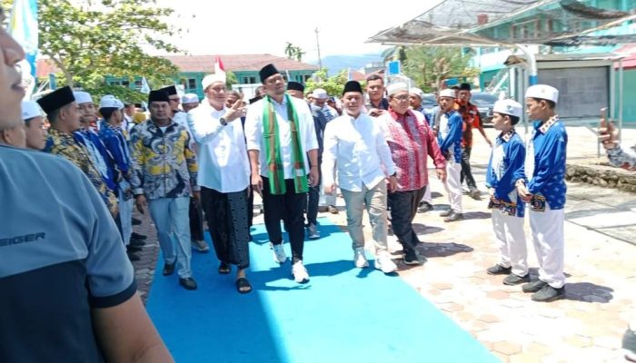 Bobby Nasution Disambut Hangat di Ponpes Almukhlishin Sibuhuan