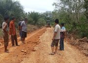 Perbaiki Jalan Rusak yang Puluhan Tahun Dikeluhkan, Warga Aek Nabara Barumun