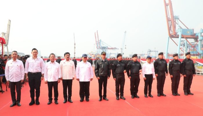 Bersama Presiden RI, Menteri AHY Peroleh Brevet Kehormatan Hiu Kencana dari TNI AL