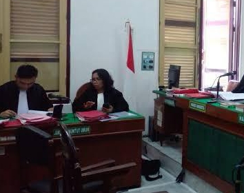 Jaksa Bastian saat membacakan tuntutan