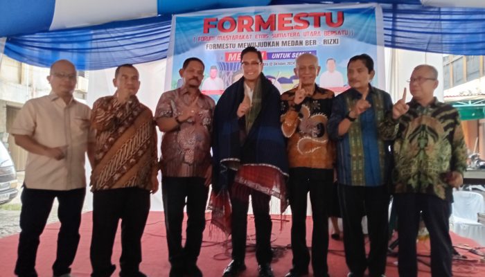 Forum Masyarakat Etnis Sumatera Utara Bersatu Berikan Ulos untuk Rico Waas, Simbol Dukungan di Pilkada Medan