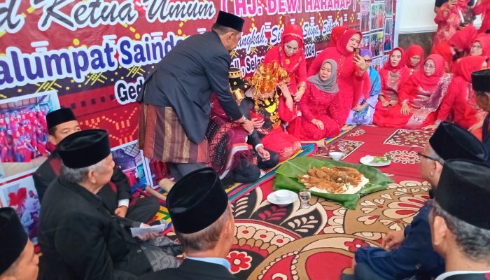 Rahudman Harahap Ulosi Edy Rahmayadi dan Nawal Lubis, Simbol Dukungan di Pilgub Sumut