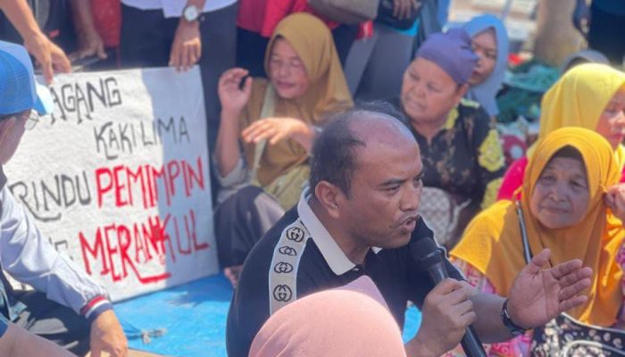Letnan Dalimunthe Duduk Bersila Bersama Pedagang Kaki Lima di Padangsidimpuan