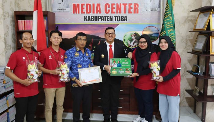 Pjs Bupati Toba Terima Penghargaan dari Panitia PON XXI atas Suksesnya Penyelenggaraan Ski Air di Danau Toba