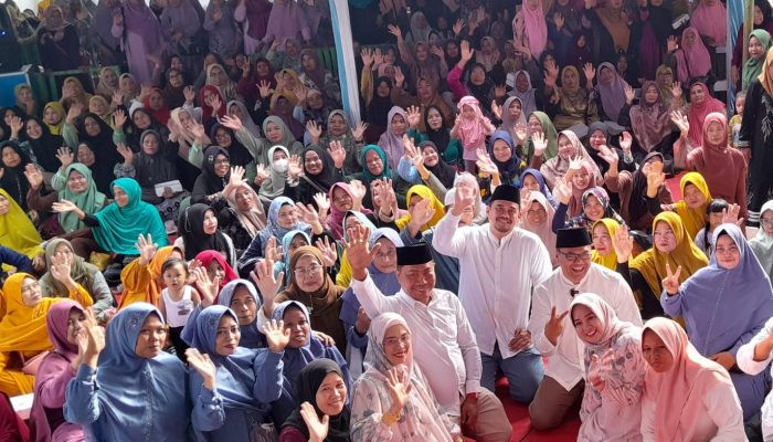 Ibu-Ibu Rela Menuruni Bukit Demi Bertemu Asri Ludin dan Bobby di Maulid Akbar 