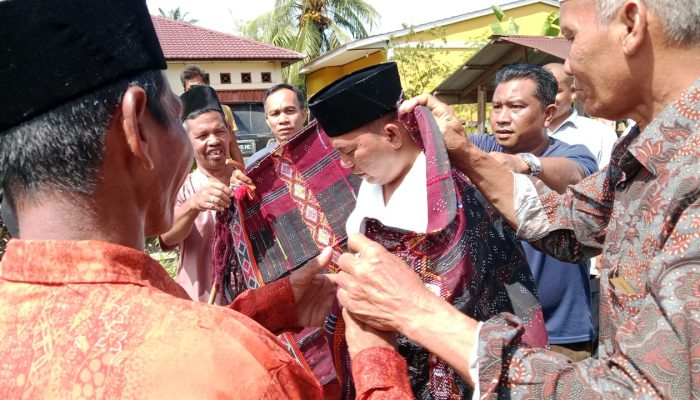 Putra Mahkota Alam Hasibuan Diulosi, Simbol Dukungan Tokoh Adat di Aeknabara Barumun