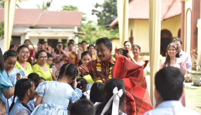 Mak Amir Dikalungkan Ulos oleh Jemaat GKPI Marturia Binjai