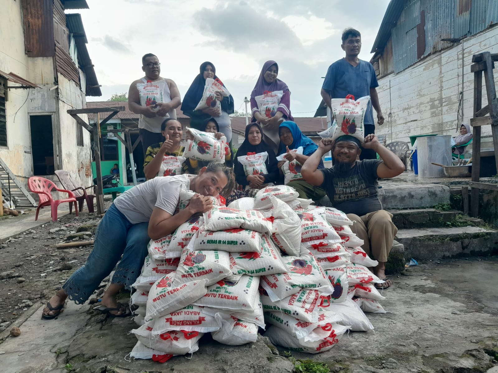 Salurkan Bantuan Beras