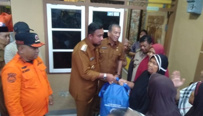 Plt Walikota dan Kalaksa BPBD Kota Binjai Salurkan Bantuan kepada Warga Terdampak Banjir