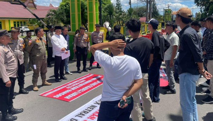 Perangkat Pemerintah Diduga Terlibat dalam Politik Praktis, Gemas Gelar Aksi Protes di Depan Kantor Wali Kota Sidimpuan