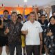 Kepala sekolah Drs Rianto Sinaga, Wakasek Sri Kartini Handayani dan dan walikelas Benny Fahrozy bersama Tim Basket SMAN 4 Medan.