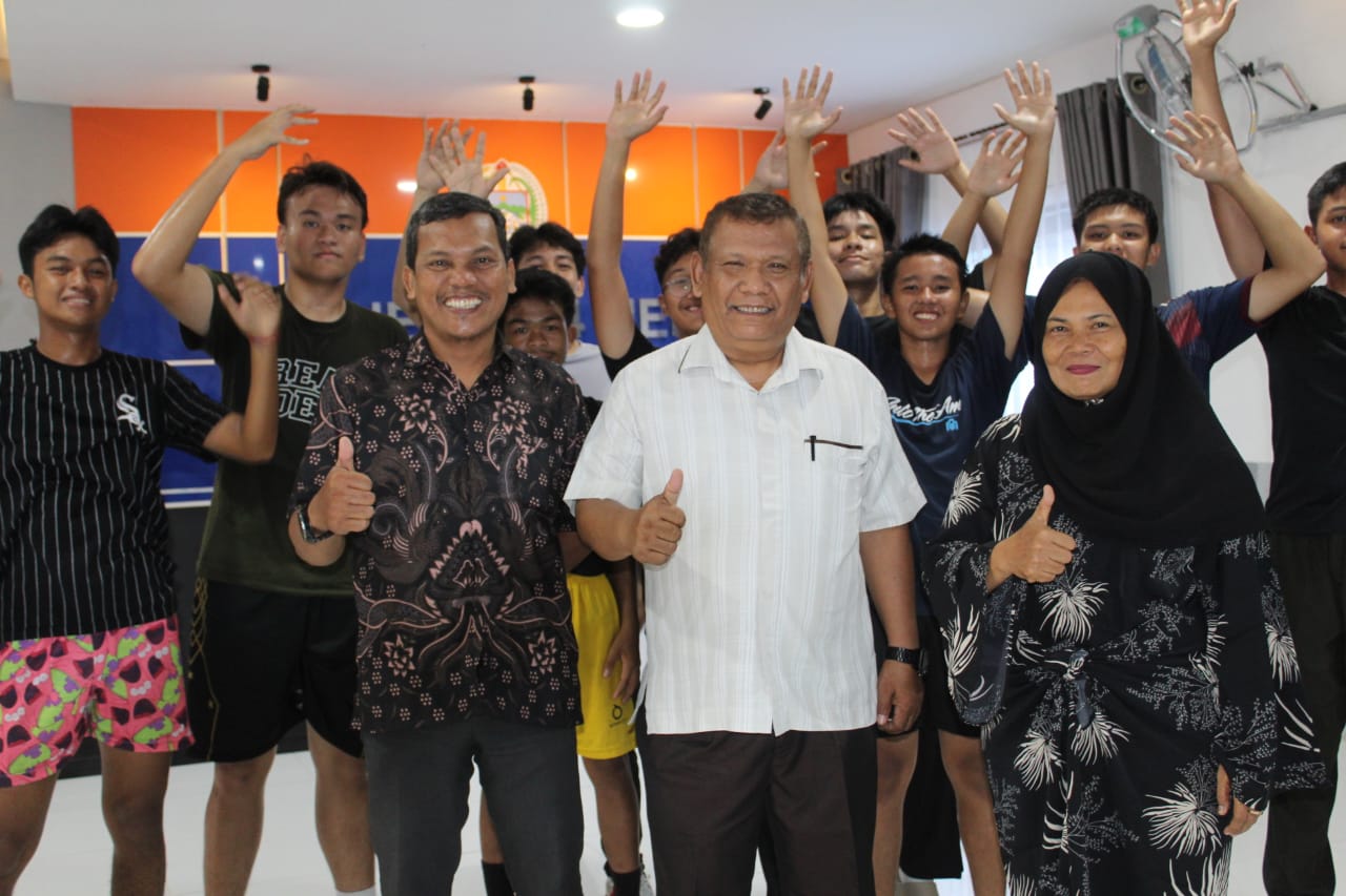 Kepala sekolah Drs Rianto Sinaga, Wakasek Sri Kartini Handayani dan dan walikelas Benny Fahrozy bersama Tim Basket SMAN 4 Medan.
