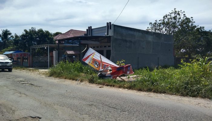 Baru Dipasang, APK KPU Padanglawas Sudah Banyak yang Rusak