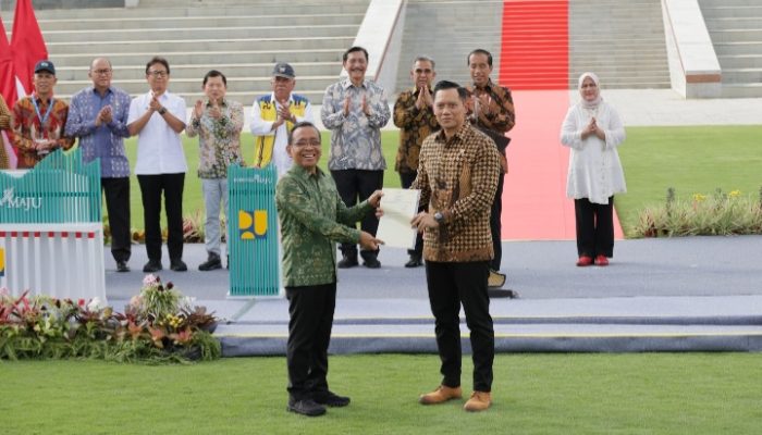 Disaksikan Presiden, Menteri AHY Serahkan Sertipikat Hak Pakai untuk Istana Negara dan Istana Garuda di IKN