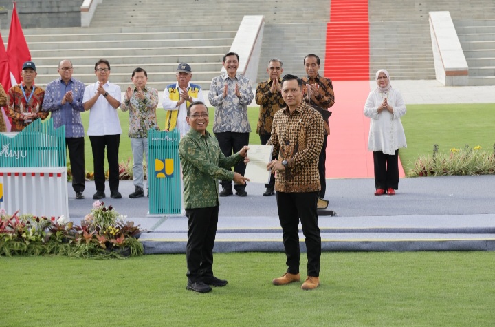 Serahkan Sertipikat Istana