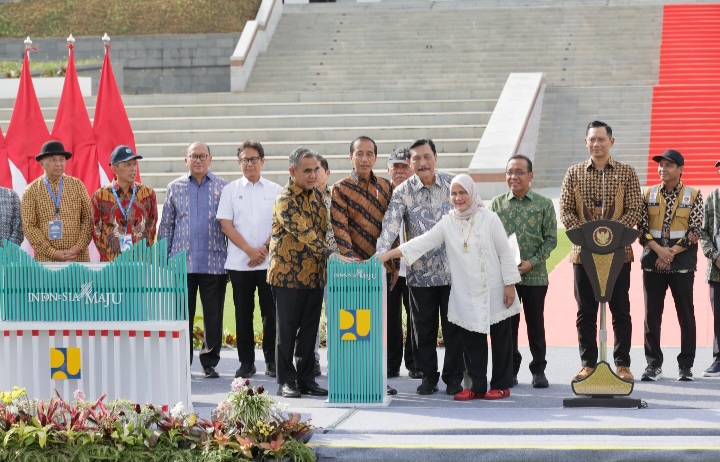 Serahkan Sertipikat Istana