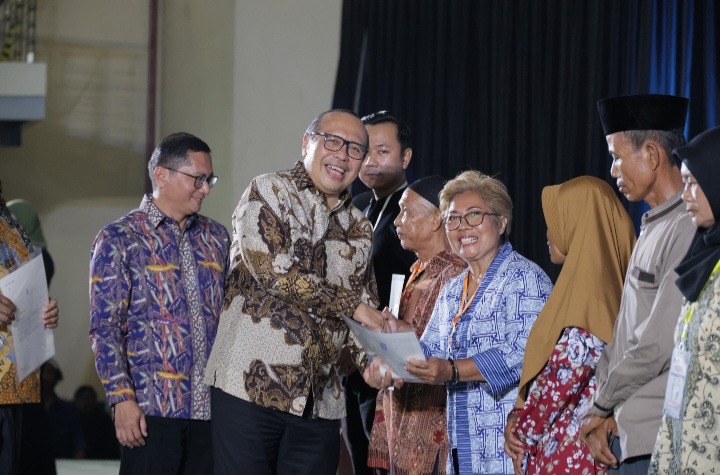 Serahkan Sertipikat