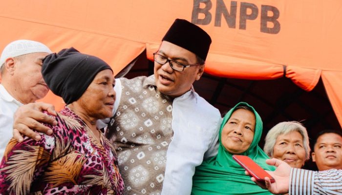dr. Asri Ludin Tambunan Berikan Bantuan dan Pengobatan Gratis untuk Korban Kebakaran di Tembung