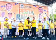Sah! H. Musa Rajekshah Resmi Serahkan KTA Golkar kepada dr. Asri Ludin Tambunan