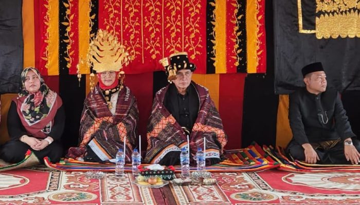 Calon Gubernur Edy Rahmayadi Dianugerahi Gelar Mangaraja Sojuangon Perkasa Alam Nasution di Mandailing Natal