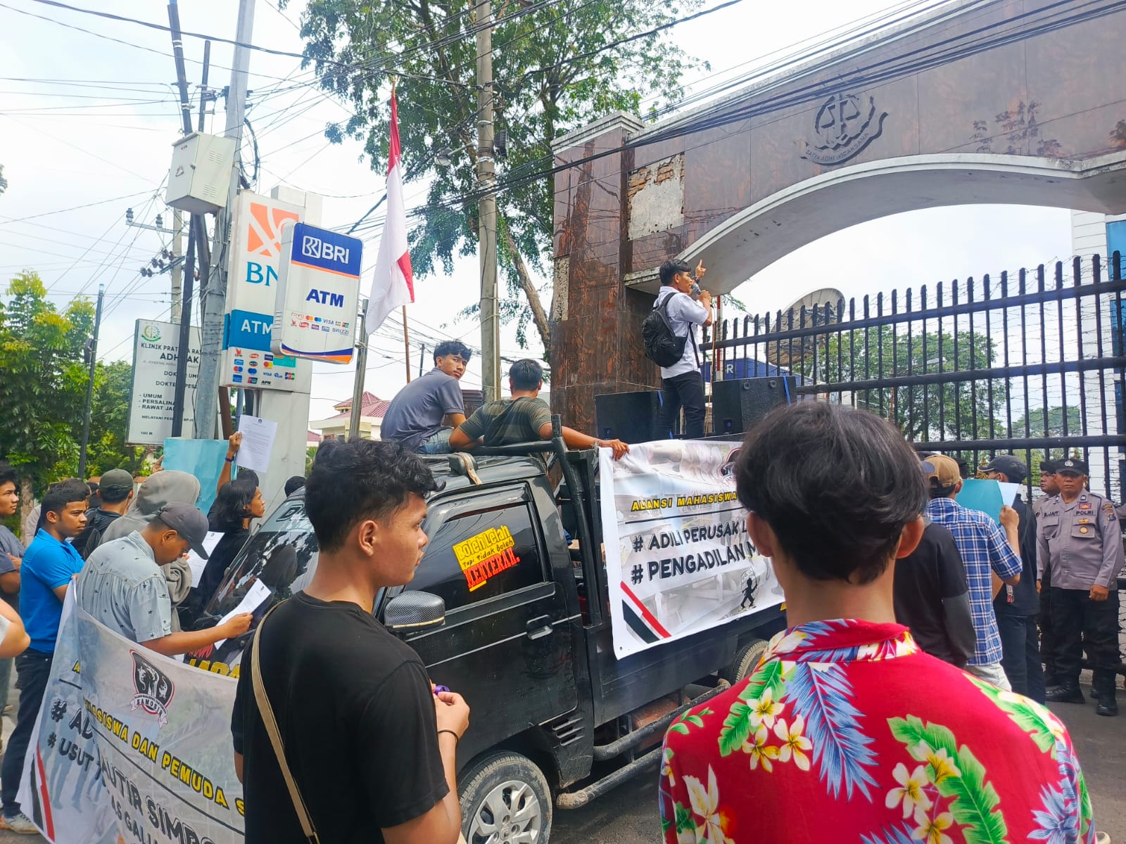 Puluhan massa gelar aksi di depan Kejatisu