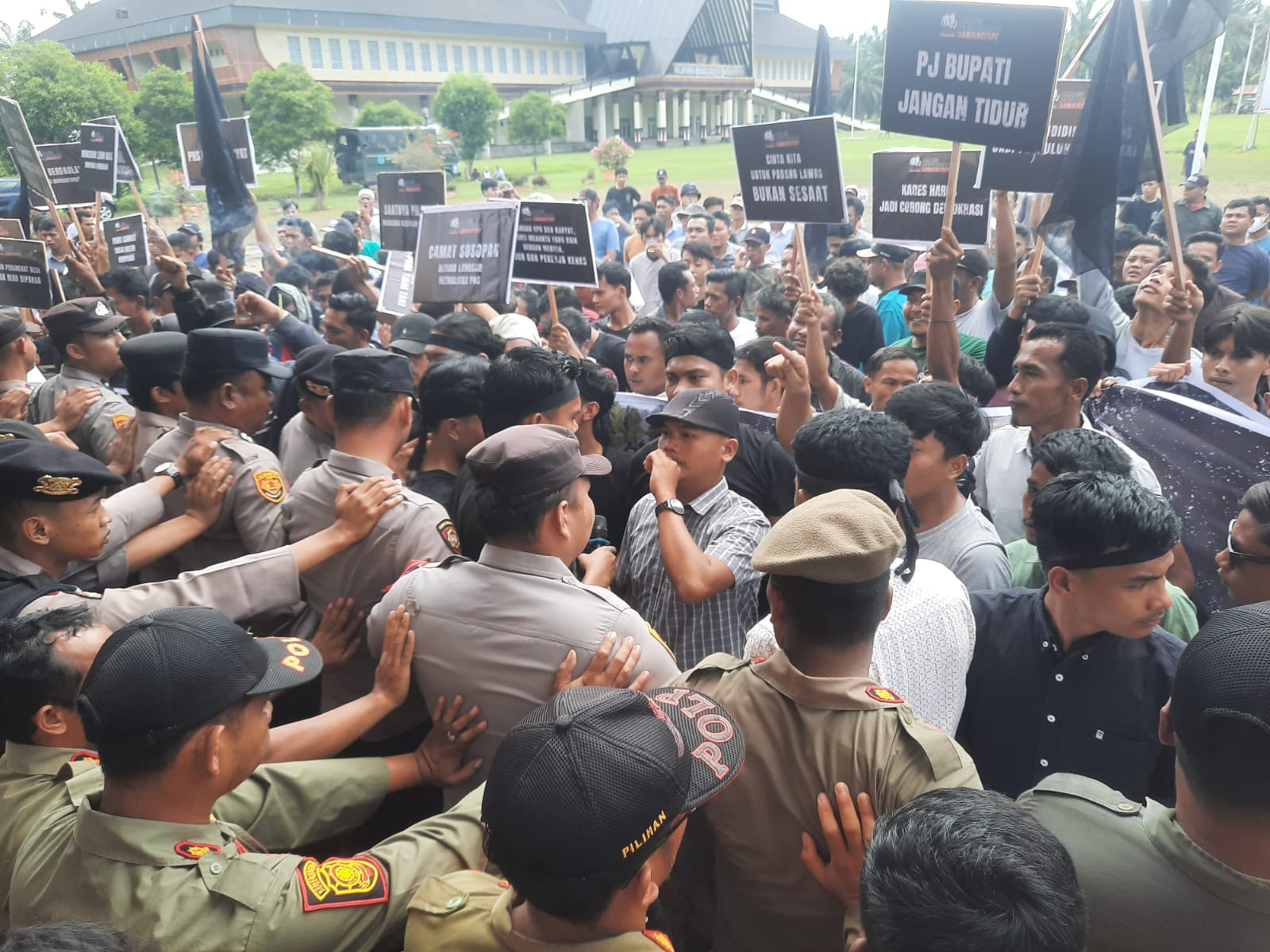 Aksi Demo di Padanglawas