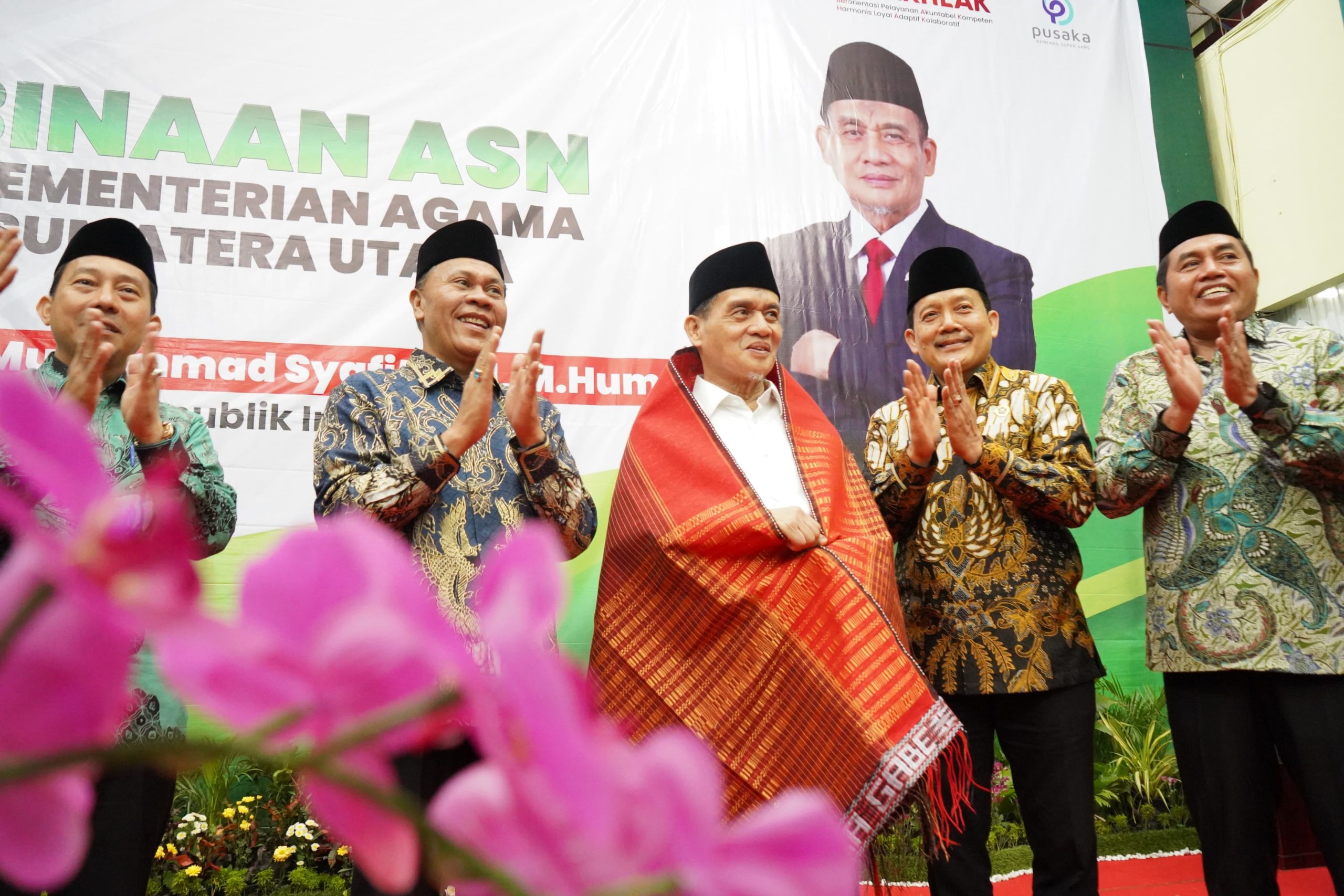 Wamenag RI Romo Raden H Muhammad Syafii (tengah) bersama Kepala Kanwil Kemenag Sumut Ahmad Qosbi