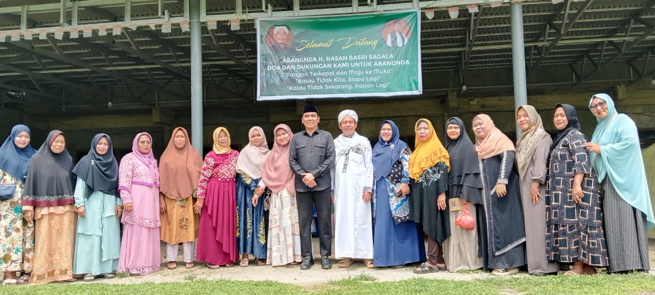Cawagubsu Hasan Basri Sagala foto bersama dengan Pengasuh Pondok Pesantren (Ponpes) Darul Hikmah Tuan Syekh Karimuddin Al-Kholidy