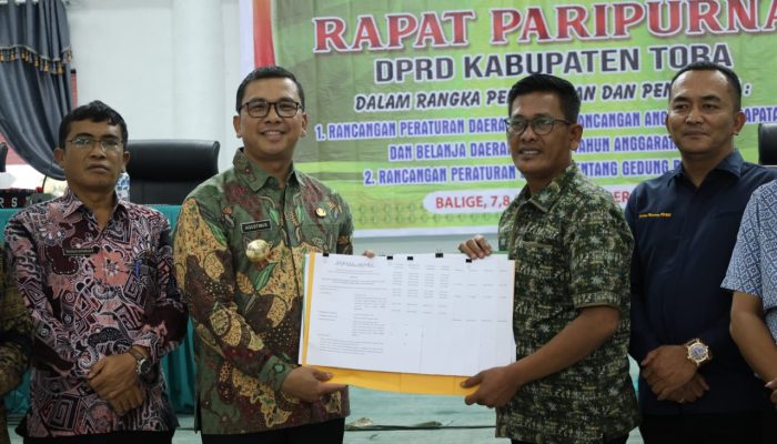 DPRD Toba dan Pjs Bupati Teken Persetujuan Bersama RAPBD 2025 dan Ranperda Gedung Bangunan