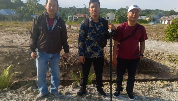Petugas Ukur Lakukan Pengukuran Tanah di Nagori Silau Manik Program PTSL