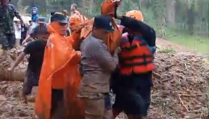 Satu Keluarga Tewas Tertimbun Tanah Longsor di Padanglawas