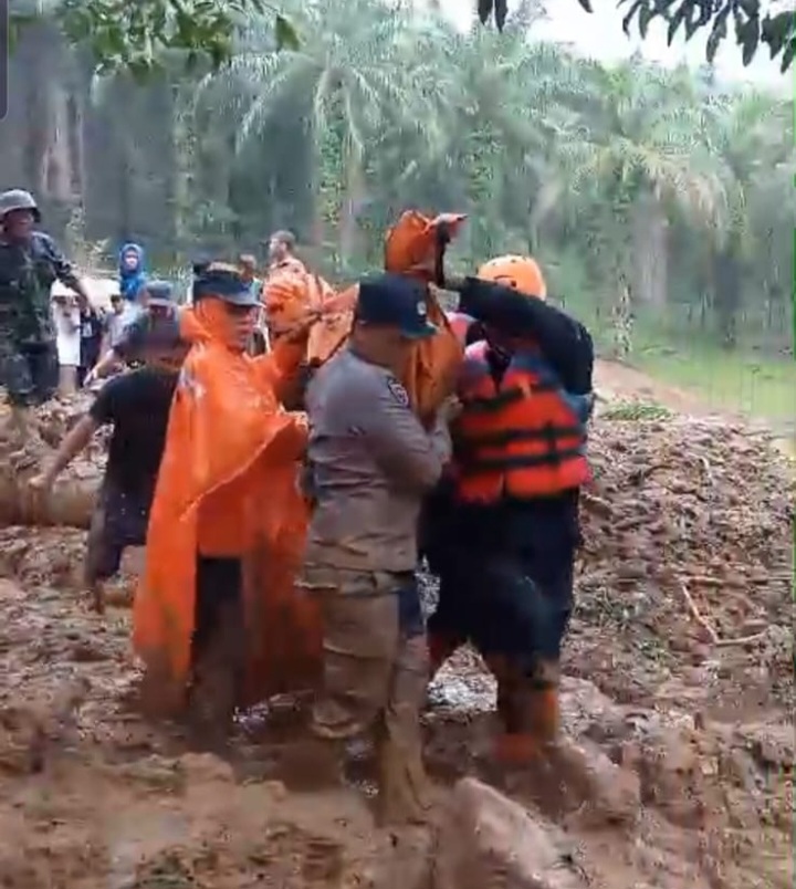 Satu Keluarga Tewas Tertimbun Longsor