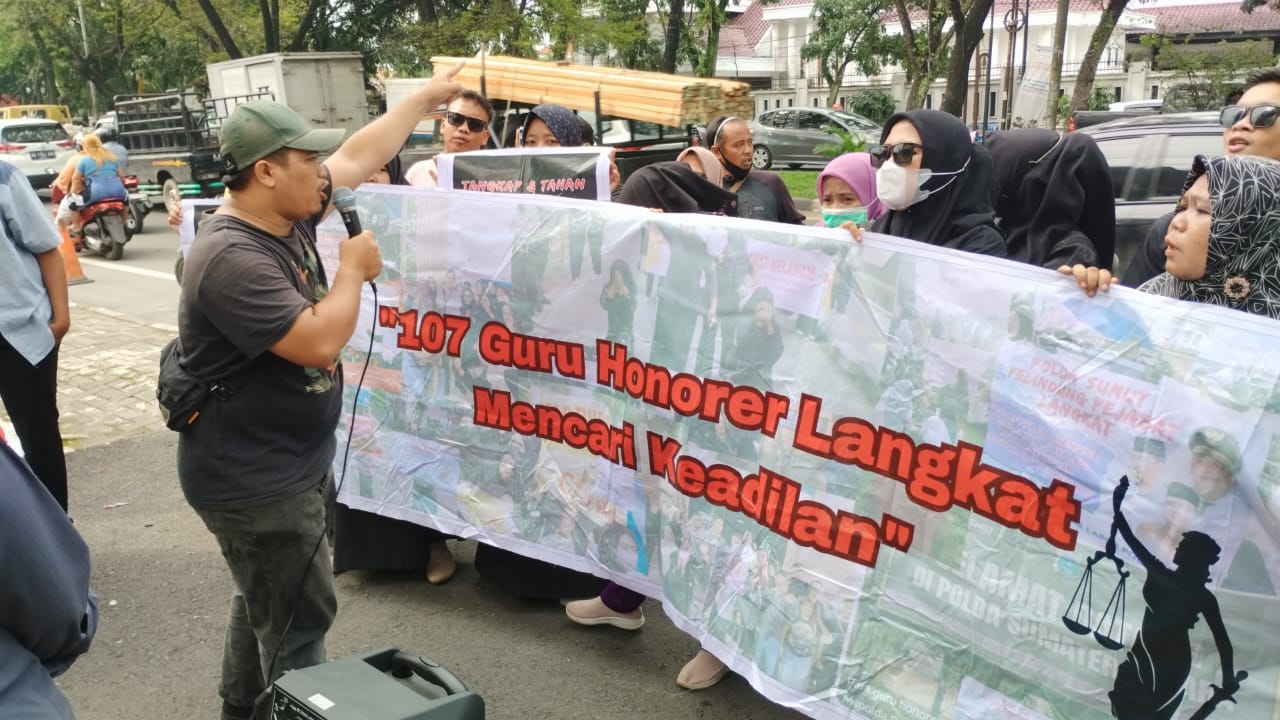 Guru honorer Langkat unjuk rasa di Kejatisu