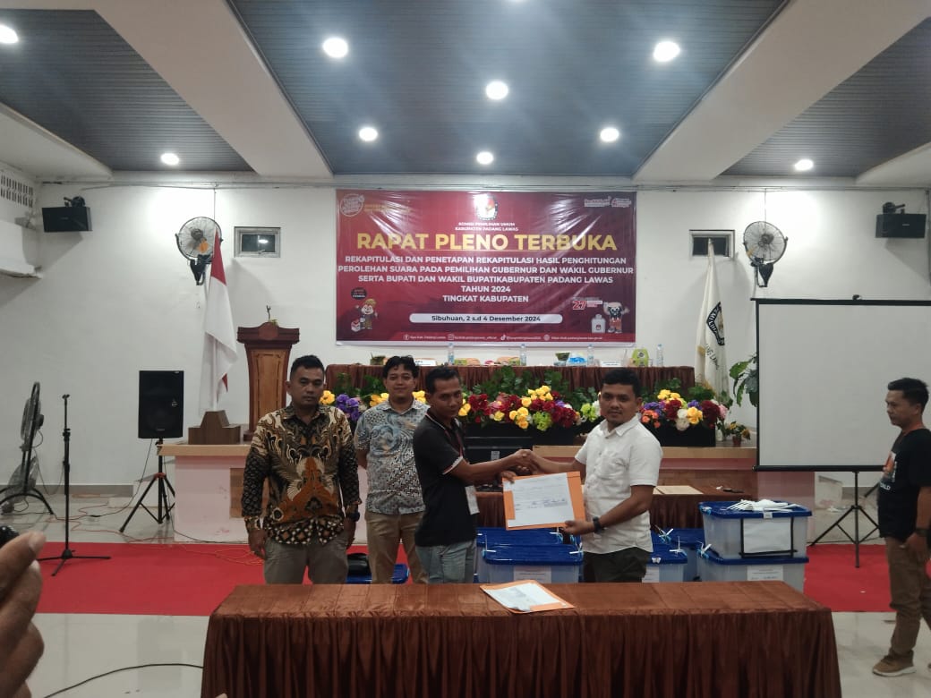 Rekapilasi Suara di KPU Palas