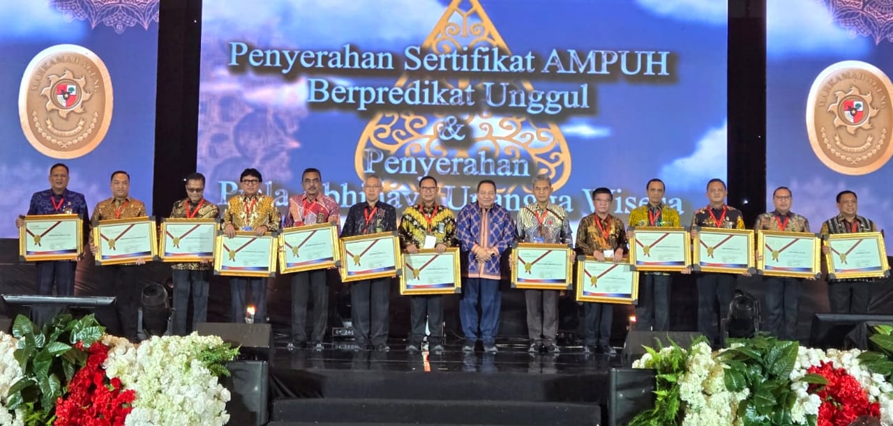Ketua PN Medan saat menerima penghargaan