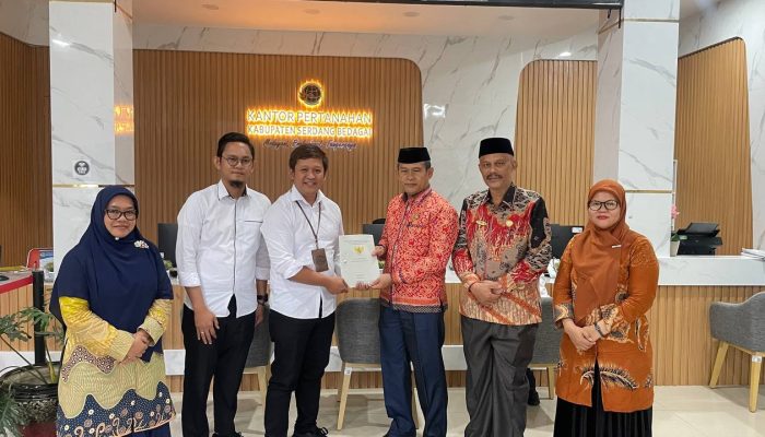 Kantor Pertanahan Serdang Bedagai Serahkan Sertifikat Tanah Wakaf dalam Program “KITA JAWARA”