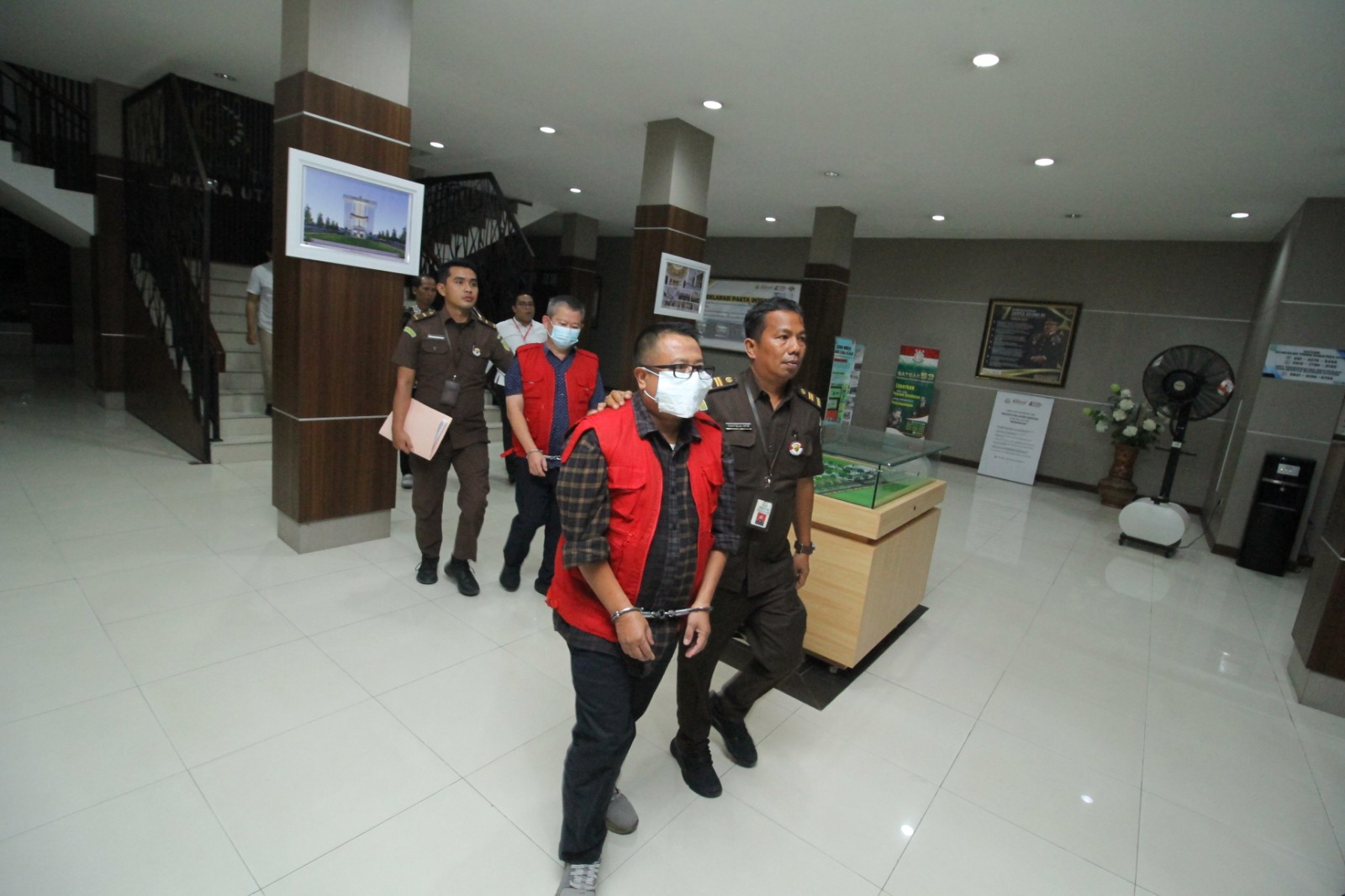 Tahan 2 Tersangka Dugaan Korupsi