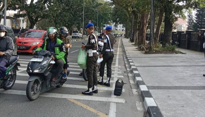 Denpom I/5 Medan Gelar Jumat Berkah, Berbagi Makanan Siap Saji Kepada Warga yang Membutuhkan