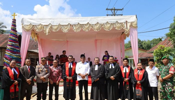 Bupati Madina Serahkan 170 Paket Sembako untuk Lansia di Momen Perayaan Oikumene