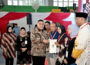 Serahkan 1.571 Sertipikat Elektronik di Kabupaten Batang, Wamen Ossy: Bentuk Komitmen Tingkatkan Layanan Pertanahan