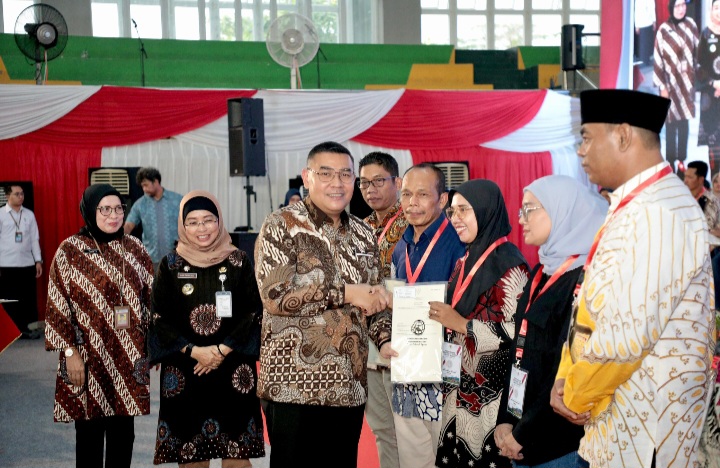 Serahkan Sertipikat Elektronik