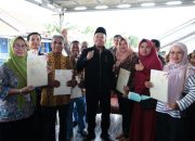 Menteri Nusron Serahkan Sertipikat Elektronik ke Rumah Warga Manggar Kota Balikpapan
